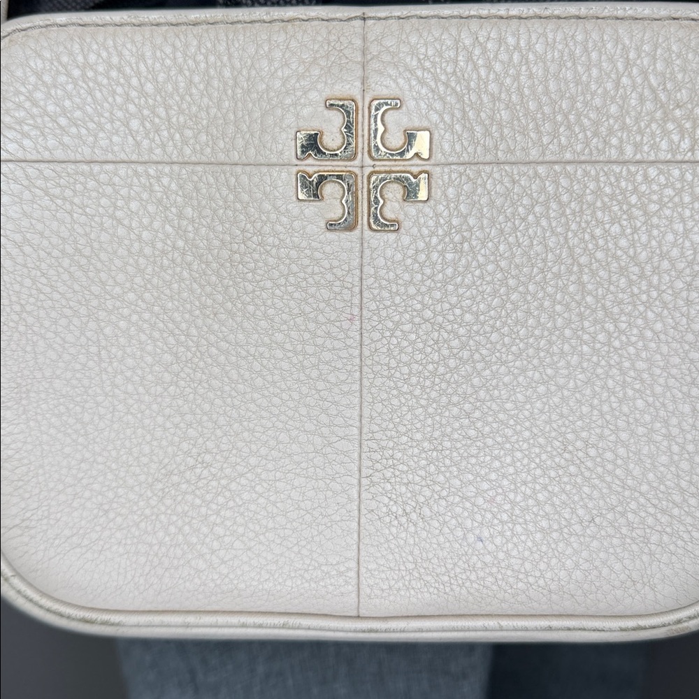 Tory Burch like new condition leather light blush Crossbody. Gold hardware. - Picture 4 of 12